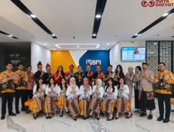 Peringati Hari Kartini, Pekerja BRI Branch Office Kelapa Gading Kenakan Busana Nasional Saat Layani Nasabah