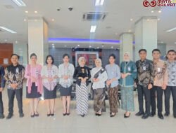 Peringati Hari Kartini, Pekerja BRI Branch Office Veteran Kenakan Pakaian Nasional Saat Layani Nasabah