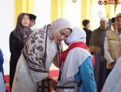 Bupati Annisa Lepas 83 Jamaah Calon Haji, Titip Doa Untuk Dharmasraya