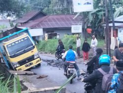 Mobil Dump Truk Terperosok, Jalan Batu Bulek Tanah Datar Ambruk