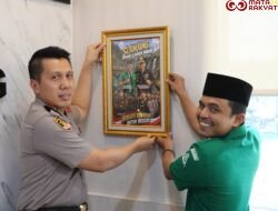 Figura Persahabatan Ansor dan Polisi Terpasang di Ruang Kapolres Sijunjung, Perkuat Sinergi di Sijunjung