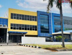 Jenis dan Kegunaan Industrial Door dan Dock Leveler dalam Industri