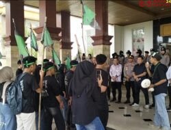 Aksi HMI Dharmasraya Berakhir Buntu, Mahasiswa Kecewa Tuntutan Ditolak