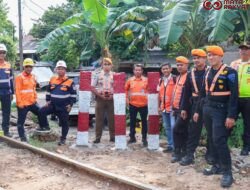 KAI Daop 1 Jakarta Bersama Pemangku Kepentingan Tutup Dua Perlintasan Liar, Perkuat Keselamatan Perjalanan Kereta Api