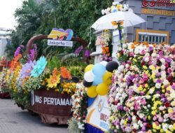 Ribuan Warga Menyaksikan Kemeriahan Flower Parade JIFF 2026, Dorong Kebangkitan Pasar Bunga Rawa Belong