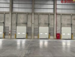Jenis dan Kegunaan Industrial Door dan Dock Leveler dalam Industri