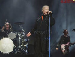 Dari Perkampungan Urban Jakarta Mendunia: Ikon Rock Legendaris Shirley Manson (Garbage) Kenakan Label Fashion Berkesadaran Asal Indonesia, Fuguku, di Atas Panggung