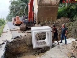 Pemkab Dharmasraya Tangani Gorong-Gorong Putus di Nagari Simalidu