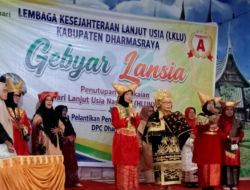 Memukau! Kolaborasi Pantun Minang Kelompok Lansia Pasar Lama Meriahkan Puncak Gebyar Lansia Dharmasraya