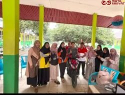 Dedikasi Tanpa Batas: Berjalan Kaki 6 Km demi Mengajar, Guru Honorer di Pesisir Selatan Dapat Kejutan Motor dari Rekan Sejawat