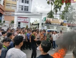 Unjuk Rasa Serikat Mahasiswa Muslimin Indonesia di Kejati Sumbar Berakhir Kericuhan
