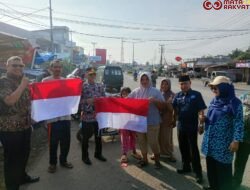 500 Bendera Merah Putih Dibagikan untuk Semarakkan HUT Ke-81 Kemerdekaan RI di Dharmasraya
