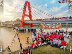 Unik!, IPPURA : Gelar Panjat Pinang Condong di Bawah Pesona Jembatan Kabel Dharmasraya