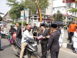 Sambut HUT ke-81 RI, Wali Kota Zulmaeta Bersama Forkopimda Bagikan Ratusan Bendera Merah Putih