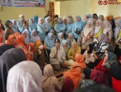 Bupati Annisa Salurkan Bantuan Permakanan bagi Ibu dan Menyusui di Pulau Punjung dan Koto Besar 