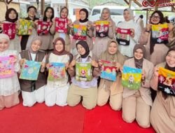 Lestarikan Budaya, Ketua PIPAS Sumbar Ny. Evi Kusdiani Kunrat Edukasi Keterampilan Membatik bersama Anggota 