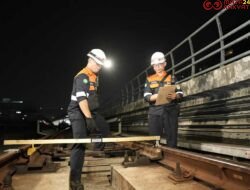 Di Balik Keselamatan dan Kelancaran Perjalanan, Petugas LRT Jabodebek Rutin Periksa dan Rawat Jalur