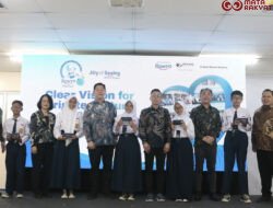 Rohto Indonesia Bagikan 2.000 Kacamata Gratis untuk Pelajar, Lansia, dan Operator Pabrik